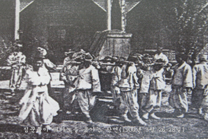 Porters carrying the piano (March 26-28, 1900)